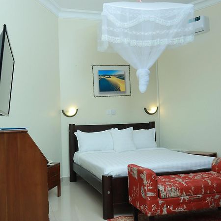 Mowicribs Hotel And Spa เอนเทบเบ้ ภายนอก รูปภาพ