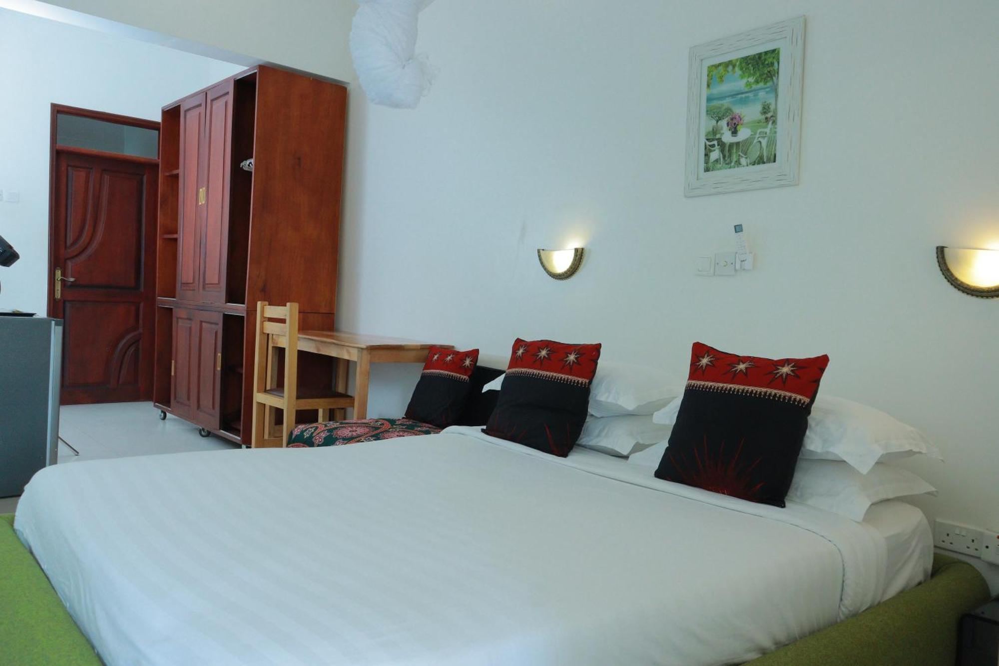 Mowicribs Hotel And Spa เอนเทบเบ้ ภายนอก รูปภาพ
