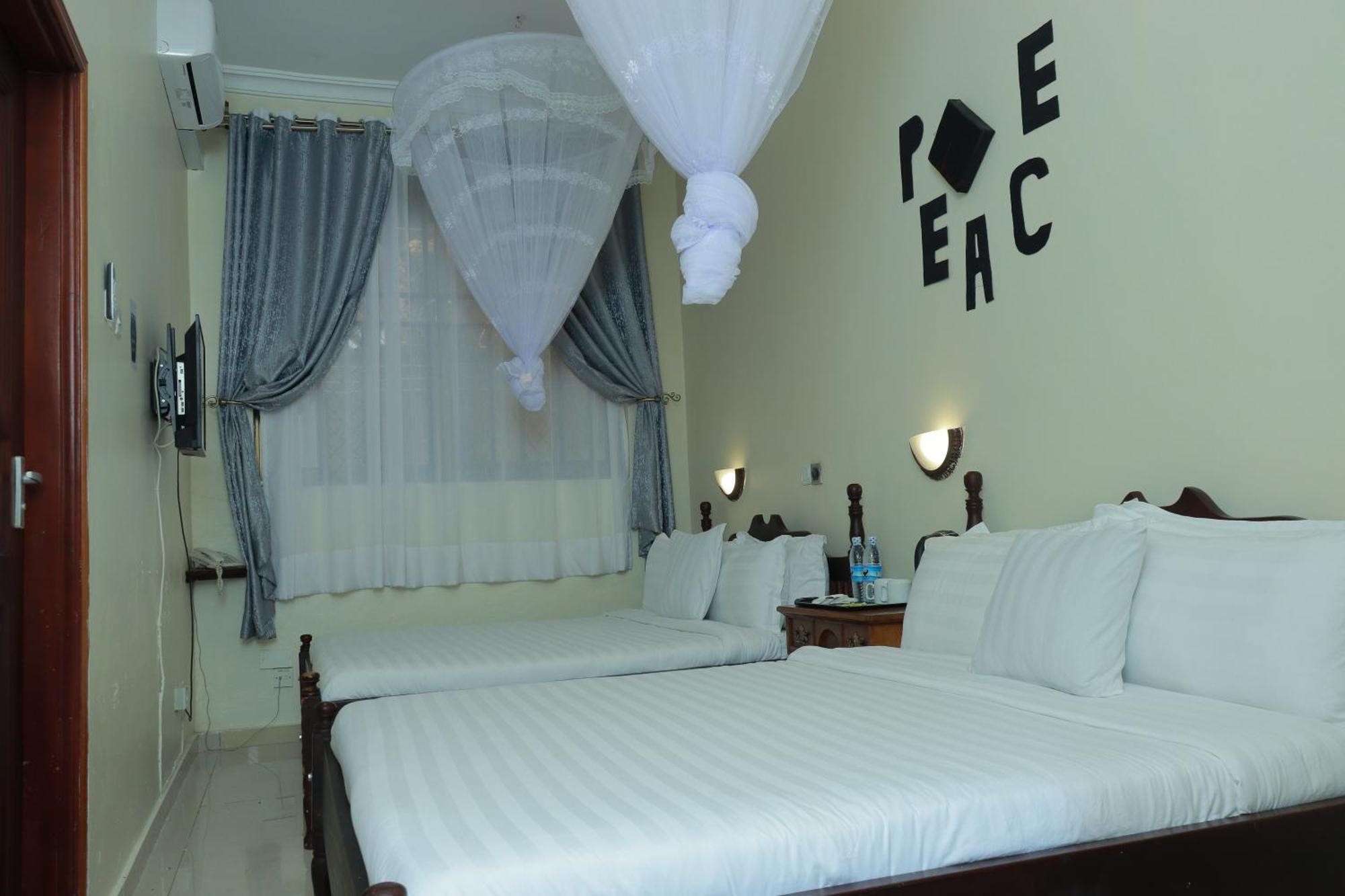 Mowicribs Hotel And Spa เอนเทบเบ้ ภายนอก รูปภาพ