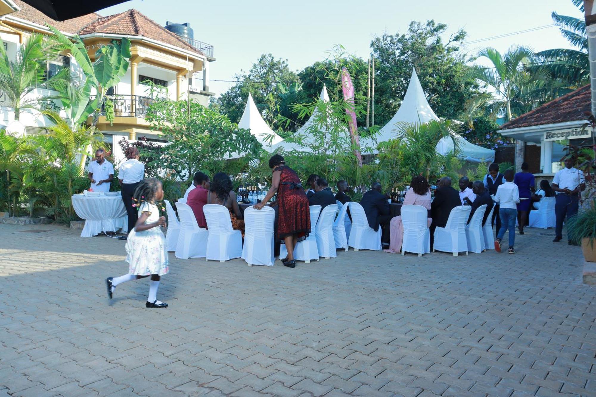 Mowicribs Hotel And Spa เอนเทบเบ้ ภายนอก รูปภาพ