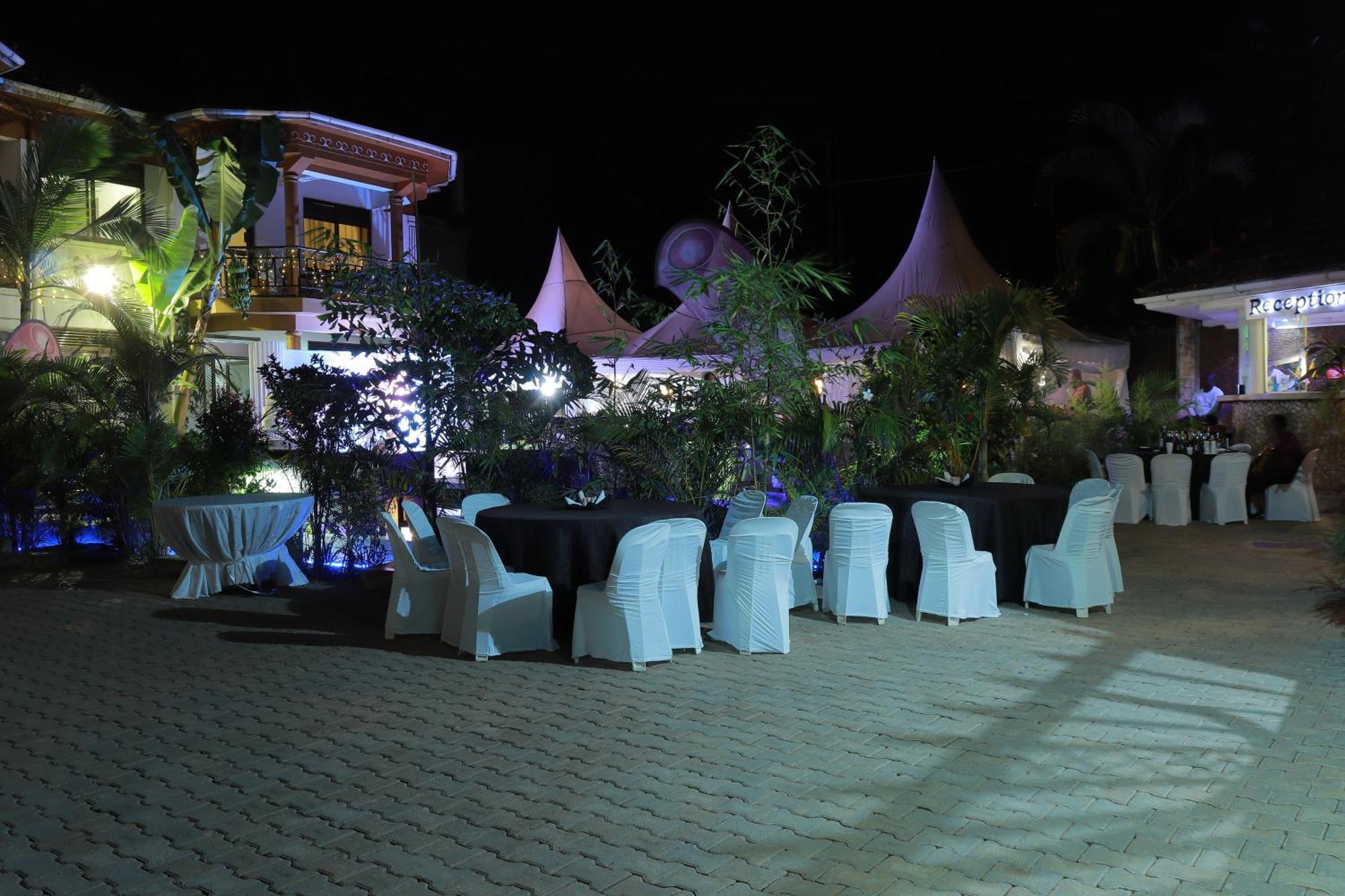 Mowicribs Hotel And Spa เอนเทบเบ้ ภายนอก รูปภาพ