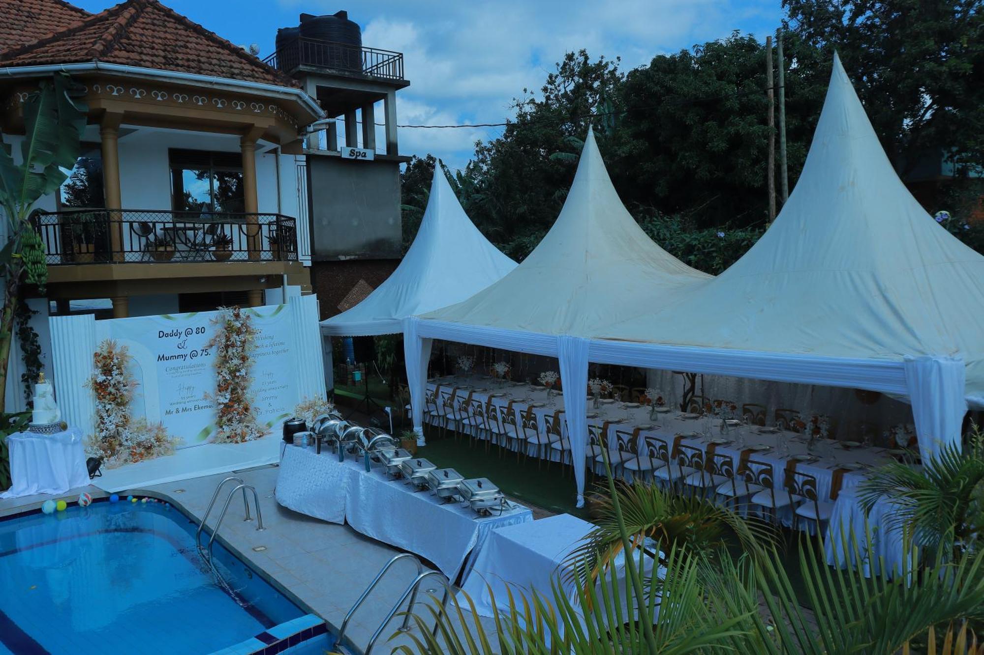 Mowicribs Hotel And Spa เอนเทบเบ้ ภายนอก รูปภาพ